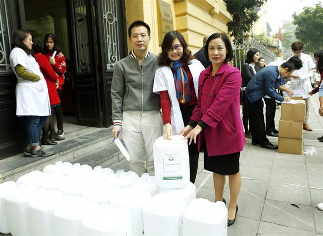 Đại học Dược Hà Nội tặng dung dịch rửa tay khô cho các bệnh viện ảnh 1