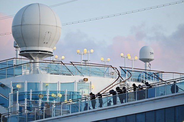 Hành khách trên du thuyền Diamond Princess tại cảng ở Yokohama, Nhật Bản. (Ảnh: AFP/TTXVN) Indonesia đưa hơn 70 công dân trên tàu Diamond Princess về nước ảnh 1