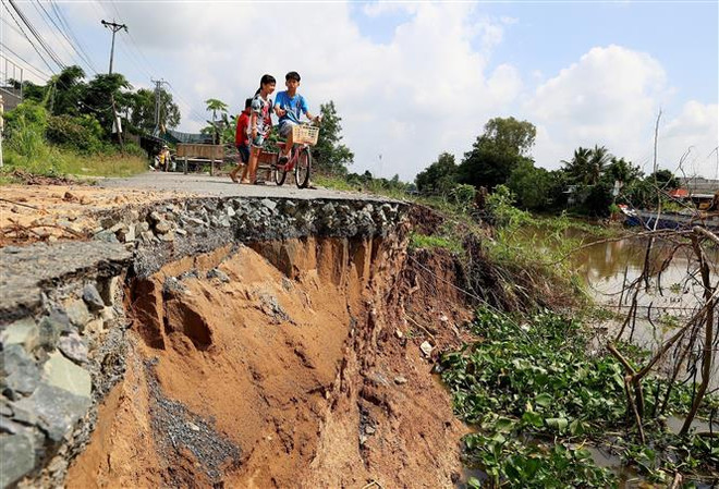 Bến Tre: Bờ sông Giao Hòa bị sạt lở nghiêm trọng, 26 hộ phải di dời ảnh 1