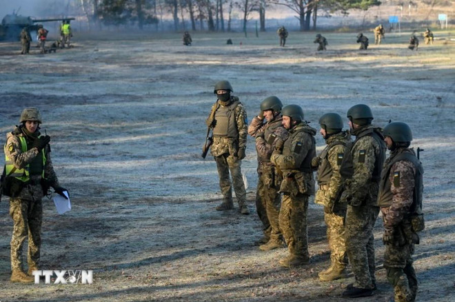 Binh sỹ Ukraine tham gia buổi huấn luyện ở ngoại ô Kiev ngày 21/11/2023. (Ảnh: AFP/TTXVN) ukraine2.JPG