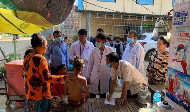 Các bác sỹ khám cho bệnh nhân. (Nguồn: khmertimeskh.com) Campuchia cảnh báo sốt Chikungunya bùng phát tại tỉnh giáp Việt Nam ảnh 1