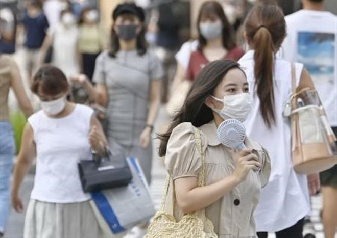 Người dân đeo khẩu trang phòng dịch COVID-19 tại Tokyo, Nhật Bản. (Ảnh: Kyodo/TTXVN) Ấn Độ kêu gọi dân đeo khẩu trang, số ca nhiễm mới tại Nhật Bản giảm ảnh 2