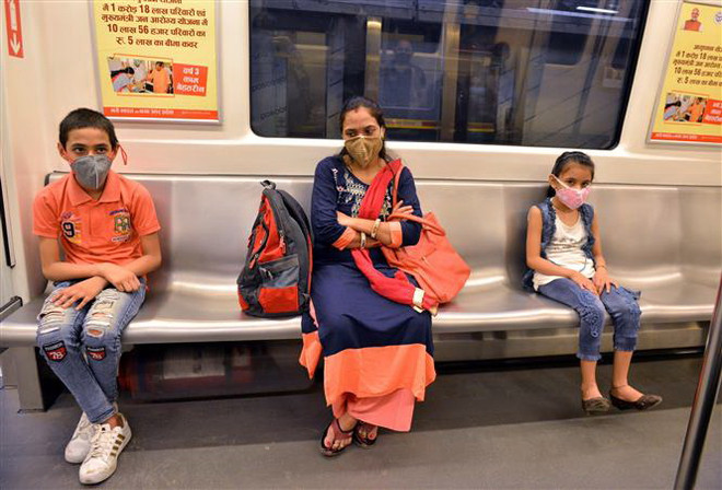 Người dân đeo khẩu trang phòng lây nhiễm COVID-19 khi đi tàu điện ngầm tại New Delhi, Ấn Độ. (Ảnh: THX/TTXVN) Ấn Độ kêu gọi dân đeo khẩu trang, số ca nhiễm mới tại Nhật Bản giảm ảnh 1