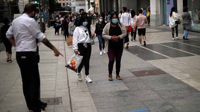 Người dân Tây Ban Nha trên đường phố. (Nguồn: aa.com.tr) Tây Ban Nha mở rộng khu phong tỏa, Đức cảnh báo tái bùng phát dịch ảnh 1