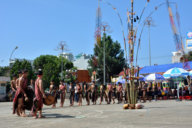 Kon Tum đưa cồng chiêng vào giảng dạy trong các trường học ảnh 1