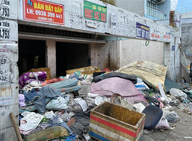 TP. HCM: Rác thải sinh hoạt vứt tràn lan, gây ô nhiễm môi trường ảnh 1