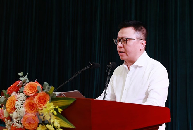 Chủ tịch Hội Nhà báo Việt Nam Lê Quốc Minh báo cáo kết quả và nhiệm vụ trong tâm của Hội Nhà báo. (Ảnh: Dương Giang/TTXVN) Thủ tướng: Người làm báo nhạy bén về chính trị, nhạy cảm về kinh tế ảnh 2