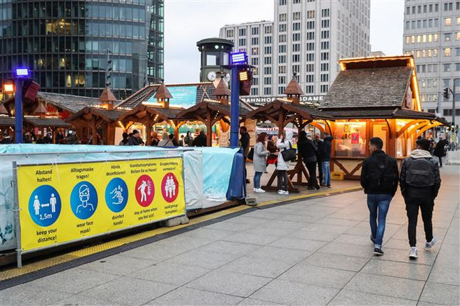 Đức cân nhắc siết chặt chống dịch, Mỹ khuyến cáo không nên tới Đức ảnh 1