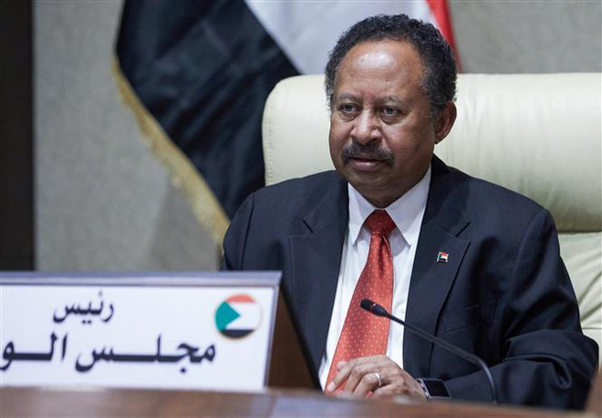 Thủ tướng Sudan Abdalla Hamdok phát biểu tại cuộc họp ở Khartoum. (Ảnh: AFP/TTXVN) Sudan: Thủ tướng mới phục chức cam kết bảo vệ thành quả nền kinh tế ảnh 1