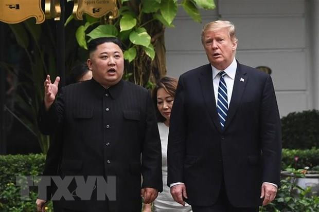 Tổng thống Mỹ Donald Trump (phải) và nhà lãnh đạo Triều Tiên Kim Jong Un (trái) tại cuộc gặp ở Hà Nội ngày 28/2/2019. (Nguồn: AFP/TTXVN) Truyền thông Triều Tiên: Mỹ khiến hội nghị lần 2 không đạt kết quả ảnh 1