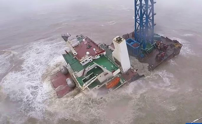 Trung Quốc: Cứu một thủy thủ trong vụ tàu chìm do bão Chaba ảnh 1