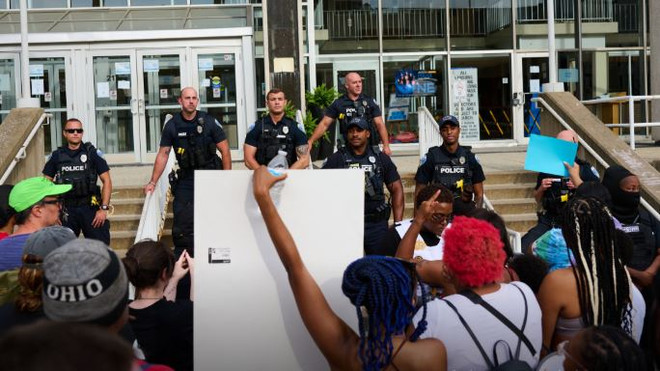 Biểu tình tại Mỹ sau vụ cảnh sát bắn chết một người da màu ảnh 1