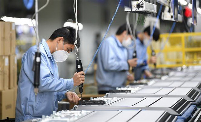 Công nhân sản xuất tại một phân xưởng của Skyworth ở Quảng Châu, thủ phủ tỉnh Quảng Đông, Trung Quốc ngày 10/2/2020. (Ảnh: THX/TTXVN) Dịch COVID-19: Trung Quốc hỗ trợ thương mại và đầu tư nước ngoài ảnh 1