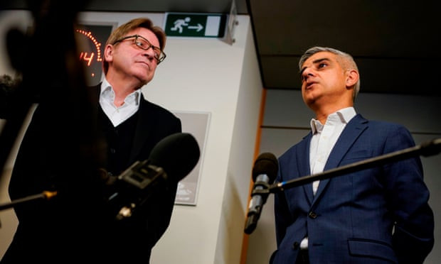 Ông Sadiq Khan (bên phải) trả lời các câu hỏi của nhà báo ngày 18/2. (Nguồn: Getty Images) Brexit: Thị trưởng London kêu gọi công dân được giữ quốc tịch châu Âu ảnh 1