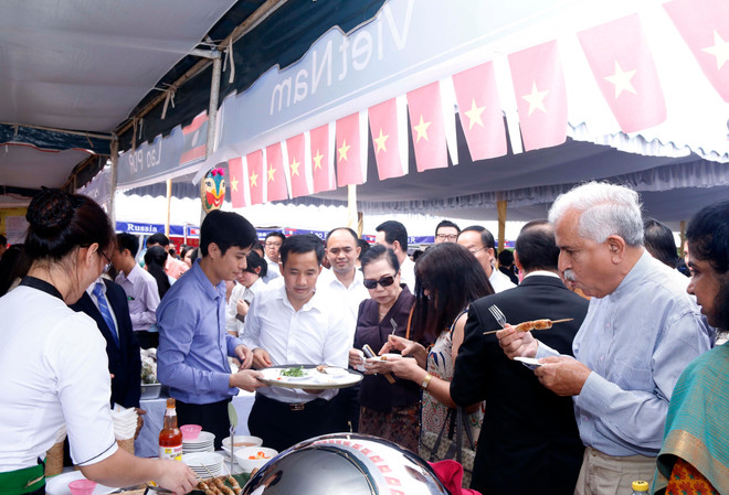 Gian hàng Việt Nam hút khách tại hội chợ ẩm thực quốc tế Ukraine ảnh 1