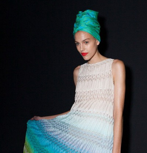 Tạm biệt tóc ngắn, những mái tóc dài trở lại trên sàn diễn ảnh 6