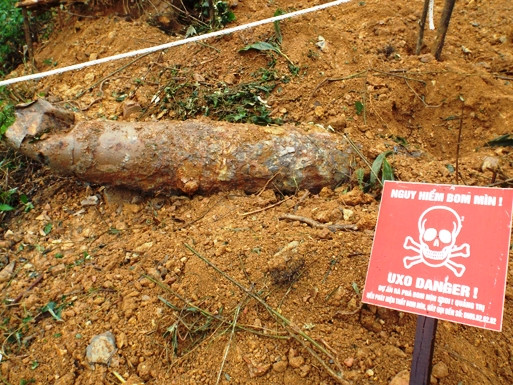 Quảng Bình xử lý quả bom lớn nằm gần đường Hồ Chí Minh ảnh 1