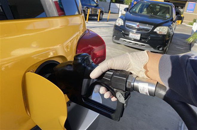 Đổ xăng cho phương tiện tại một trạm xăng ở Los Angeles, bang California, Mỹ. (Ảnh: AFP/TTXVN) Giá dầu châu Á tăng nhờ hy vọng Mỹ sớm đạt thỏa thuận cứu trợ khổng lồ ảnh 1