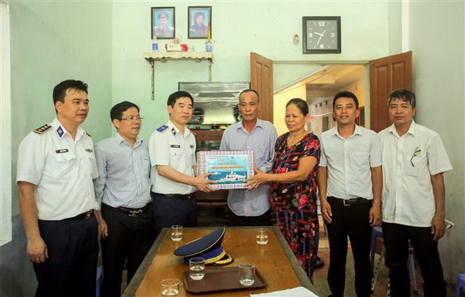 Thiếu tướng Bùi Quốc Oai thăm, tặng quà gia đình bà Đồng Thị Lan - thân nhân liệt sỹ của huyện đảo Bạch Long Vĩ. (Ảnh: TTXVN) Cảnh sát biển đồng hành cùng ngư dân huyện đảo Bạch Long Vĩ ảnh 2