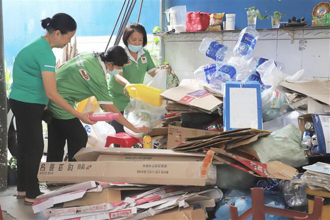 Người dân TP. HCM đổi rác thải nhựa lấy gạo để bảo vệ môi trường ảnh 2