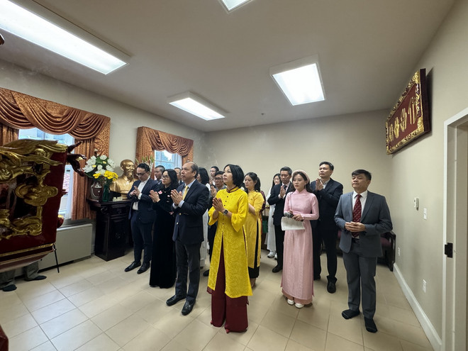 Đại sứ Nguyễn Quốc Dũng cùng cán bộ đại sứ quán, các cơ quan đại diện Việt Nam tại Hoa Kỳ và kiều bào dâng hương tưởng nhớ Vua Hùng. (Ảnh: Kiều Trang/TTXVN) ttxnv-kieu bao3.jpg