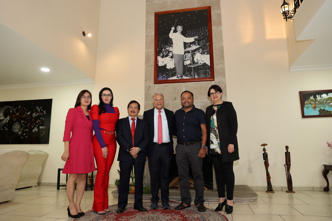 Phóng viên Cơ quan thường trú Thông tấn xã Việt Nam tại Mexico chụp ảnh lưu niệm cùng Đoàn đại biểu. (Ảnh: Phi Hùng/TTXVN) ttxvn-chien thang dien bien phu.jpg
