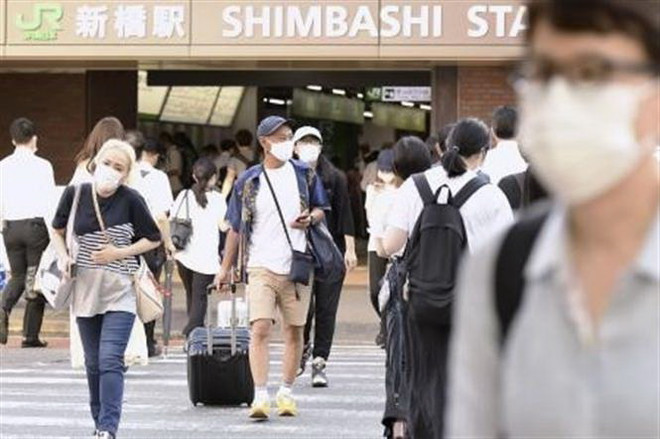 Người dân đeo khẩu trang phòng lây nhiễm COVID-19 tại Tokyo, Nhật Bản. (Ảnh: Kyodo/TTXVN) Nhật Bản: Số ca mắc mới ở Tokyo tiếp tục tăng cao chưa từng thấy ảnh 1