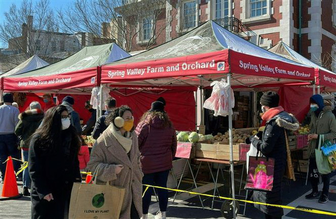 Người dân tại một khu chợ ở Washington, DC, Mỹ. (Ảnh: AFP/TTXVN) Chỉ số lòng tin tiêu dùng của Mỹ chạm mức cao nhất 17 tháng ảnh 1
