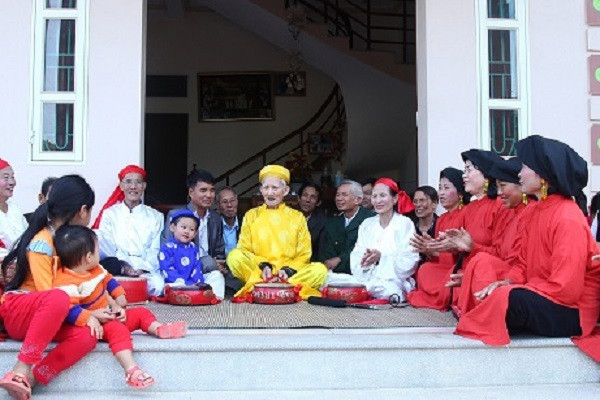 Nghệ nhân Nguyễn Văn Phấn, xã Đức Bác, huyện Sông Lô truyền dạy điệu hát Trống quân cho các thế hệ trẻ. (Nguồn: Cục Du lịch Quốc gia Việt Nam) trong quan2.jpg