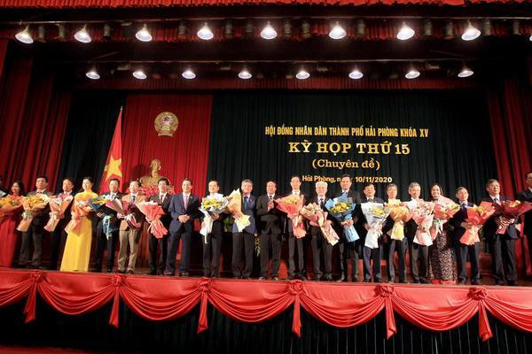 Lãnh đạo thành phố Hải Phòng tặng hoa các cán bộ vừa được bầu và miễn nhiệm. (Nguồn: baochinhphu.vn) Phê chuẩn kết quả bầu bổ sung 2 phó Chủ tịch UBND thành phố Hải Phòng ảnh 1