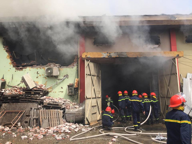 Cháy lớn tại nhà kho rộng hàng trăm mét vuông trong Cảng Hà Nội ảnh 2