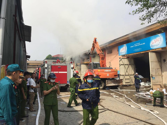 Cháy lớn tại nhà kho rộng hàng trăm mét vuông trong Cảng Hà Nội ảnh 3