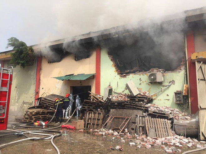 Cháy lớn tại nhà kho rộng hàng trăm mét vuông trong Cảng Hà Nội ảnh 1