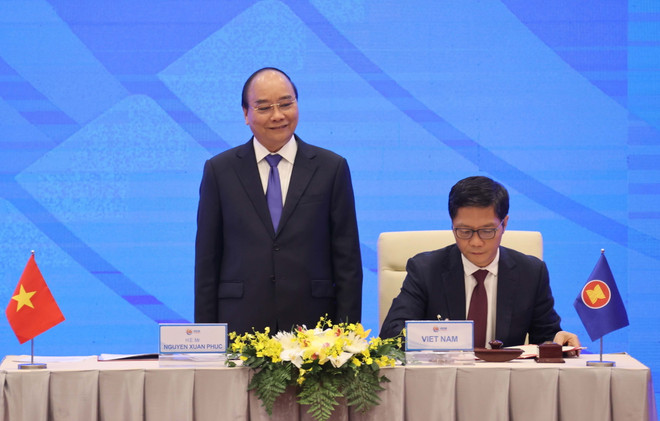 Thủ tướng Nguyễn Xuân Phúc, Chủ tịch ASEAN 2020 chứng kiến Lễ ký Hiệp định Đối tác Kinh tế Toàn diện Khu vực RCEP. (Ảnh: Thống Nhất/TTXVN) Tổng thư ký ASEAN: Ký kết hiệp định RCEP là một cột mốc lịch sử ảnh 1