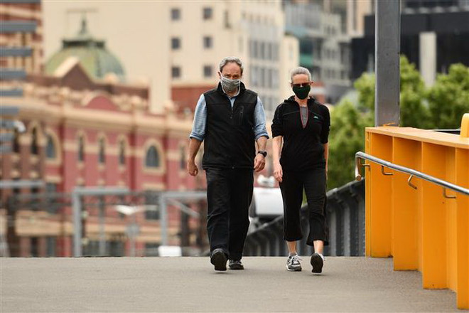 Người dân đeo khẩu trang phòng lây nhiễm COVID-19 tại Melbourne, Victoria, Australia. (Ảnh: THX/TTXVN) Australia: Xuất hiện ổ dịch COVID-19 mới tại thành phố Adelaide ảnh 1