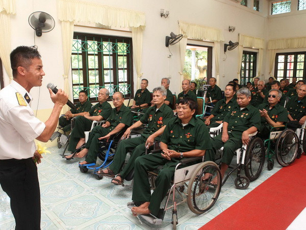 Tặng quà thương, bệnh binh trung tâm điều dưỡng Duy Tiên ảnh 1
