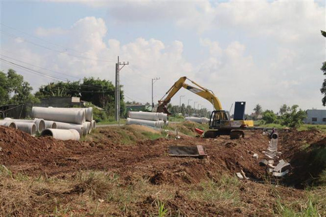 Thi công đường công trình thoát nước phục vụ dân sinh. (Ảnh: Minh Trí/TTXVN) Xây dựng kế hoạch phát triển KT-XH, đầu tư công vùng miền núi phía Bắc ảnh 1