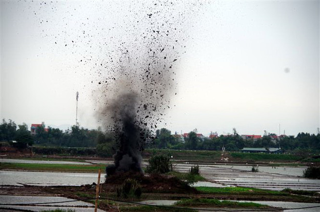Hủy nổ an toàn 250 quả bom bi phát hiện trong nhà dân ở Hải Dương ảnh 1
