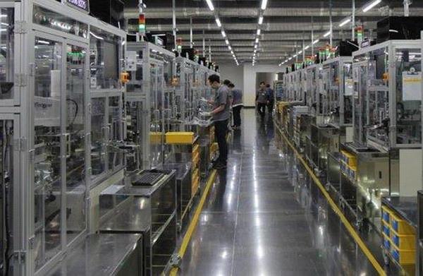 Các công nhân tại nhà máy của công ty ở Busan. (Nguồn: Yonhap) Lợi nhuận của Samsung Electro-Mechanics giảm tới 85% do COVID-19 ảnh 1