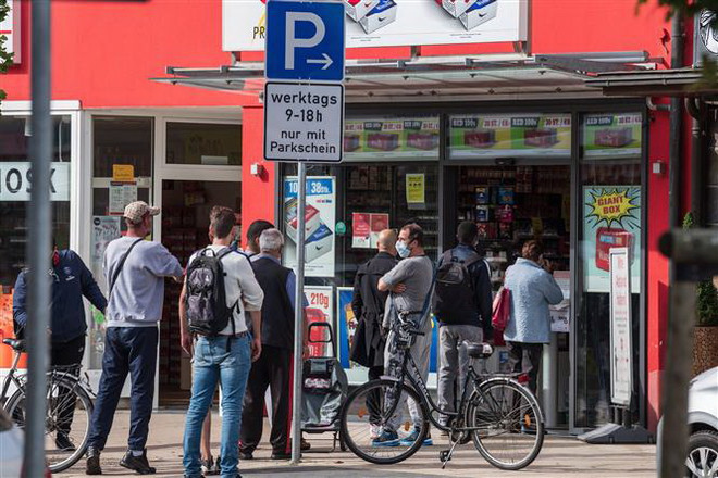Khách hàng chờ mua sắm tại Kehl, biên giới Pháp và Đức. (Ảnh: AFP/TTXVN) ECB nâng dự báo tăng trưởng của Eurozone, giảm nhịp độ mua trái phiếu ảnh 1