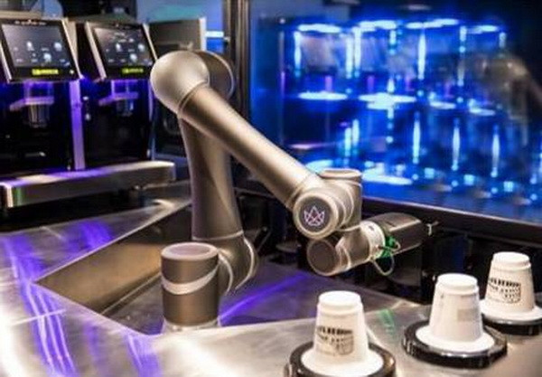 Nhật Bản thử nghiệm hệ thống robot phục vụ càphê tại ga tàu điện ảnh 1