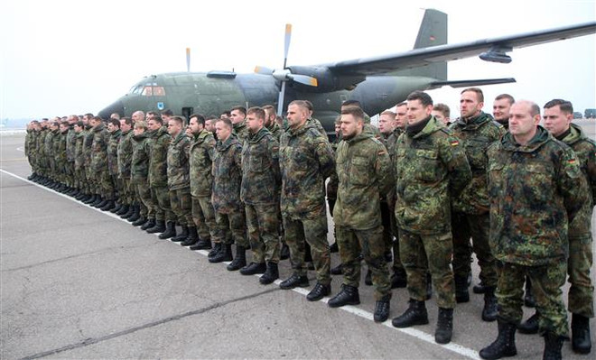 Binh sỹ Đức, tham gia sứ mệnh của NATO tăng cường khả năng phòng thủ cho các quốc gia khu vực Baltic, tới sân bay ở Karmelava, Lithuania ngày 1/2/2017. (Ảnh: AFP/TTXVN) Đức không ủng hộ NATO can dự vào xung đột ở Ukraine ảnh 1