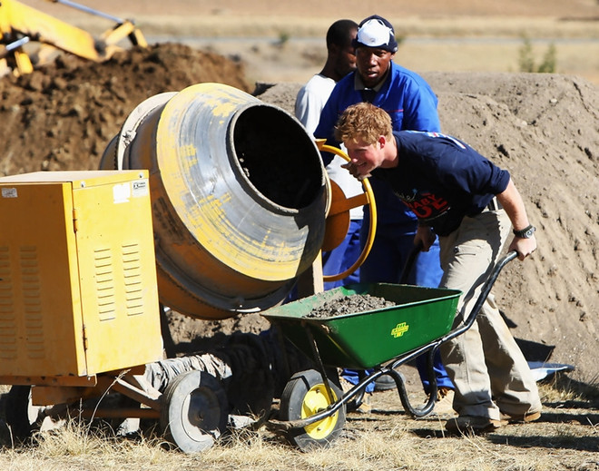 Hoàng tử Harry: Từ chàng trai nổi loạn thành người đàn ông đáng mơ ước ảnh 1