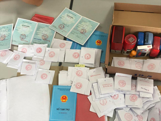 Hà Nội: Triệt phá ổ nhóm làm sổ hộ khẩu, sổ tạm trú giả ảnh 1