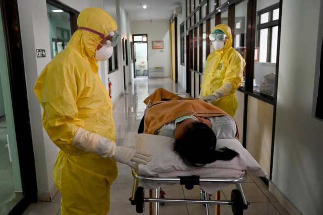 Diễn tập chăm sóc người bệnh nhiễm virus tại Indonesia. (Nguồn: AFP) Dịch COVID-19: Indonesia có trường hợp đầu tiên nghi nhiễm virus ảnh 1