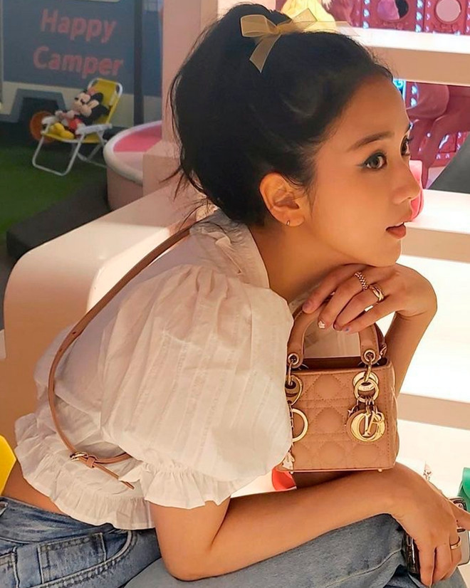 Cuộc đổ bộ như vũ bão của những chiếc túi micro từ Dior ảnh 2