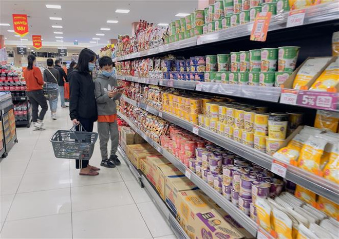 Người dân mua sắm tại siêu thị. (Ảnh: Trần Việt/TTXVN) Người tiêu dùng bình chọn 524 doanh nghiệp hàng Việt chất lượng cao ảnh 1