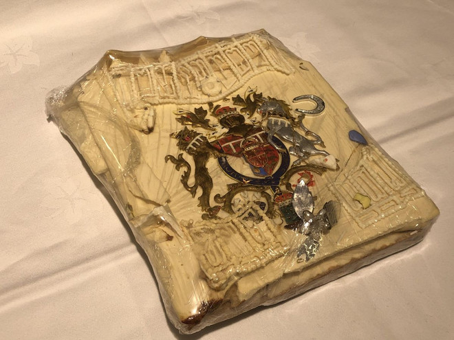 Lát bánh cưới 40 năm tuổi của Hoàng gia Anh có giá hơn 2.500 USD ảnh 1