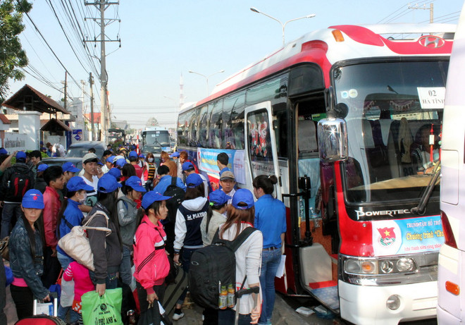 Bình Dương hỗ trợ 1.400 vé xe cho công nhân về quê đón Tết ảnh 1