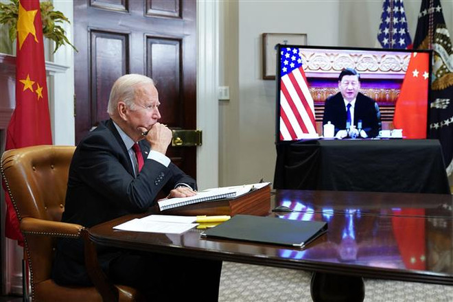 Tổng thống Mỹ Joe Biden (trái) và Chủ tịch Trung Quốc Tập Cận Bình trong cuộc họp trực tuyến ngày 15/11/2021. (Ảnh: AFP/TTXVN) Tổng thống Mỹ muốn điện đàm với Chủ tịch Trung Quốc trong tuần này ảnh 1